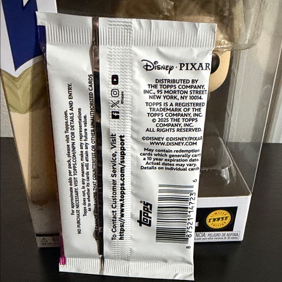 Disney Wonder 2025 Trading Cards Pack - Purple and Blue - Picture 2 of 3